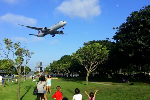 Despegue de Boeing vista desde la parte inferior de un avión de ataque en el cielo