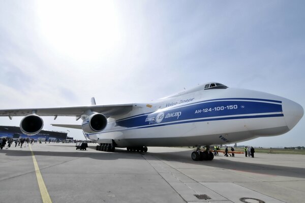 Transportflugzeug An- 124 auf der Landebahn