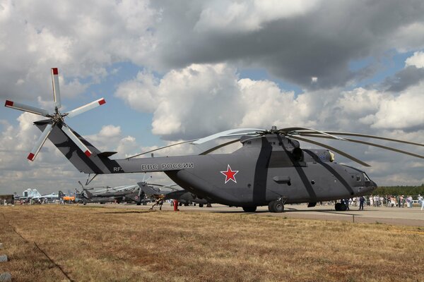 Ruso mi-26 en el polígono-exposición