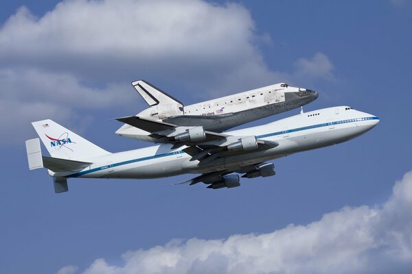 Transport des Discovery-Shuttles mit einem NASA-Frachtflugzeug