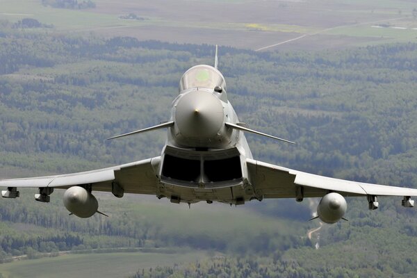 Vue de face de l avion militaire