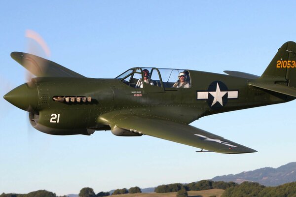 Un avión en el aire con dos pilotos