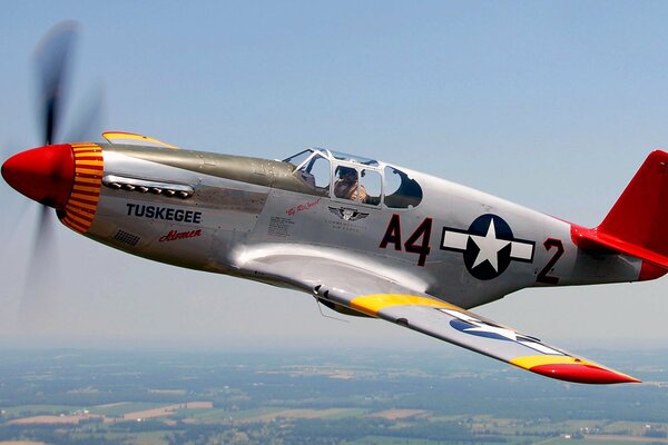 Avión volando por el cielo con un piloto de combate