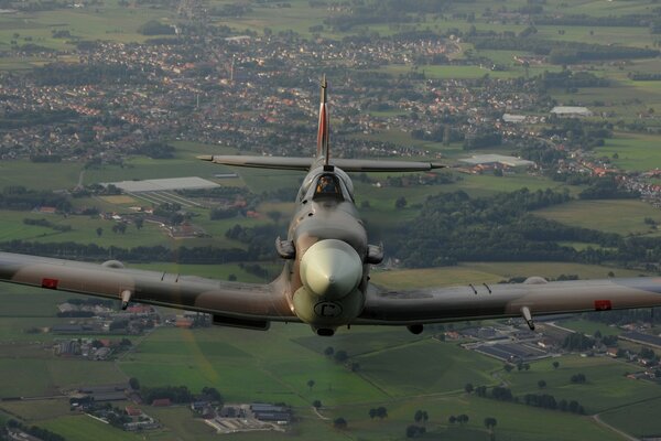 Combattente spitfire sopra un bellissimo paesaggio