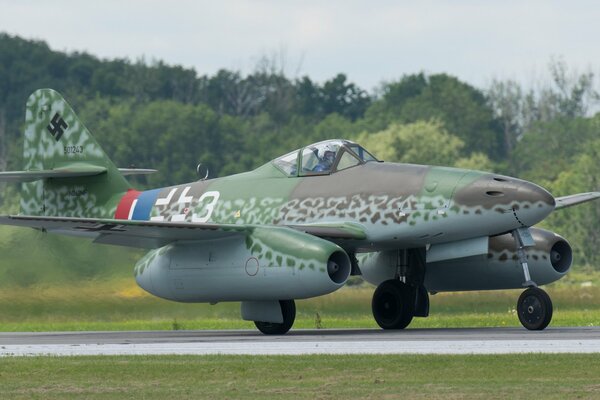 Chasseur à réaction Messerschmitt à l aérodrome