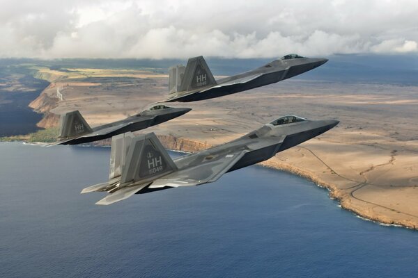 Dos aviones militares vuelan de mar a tierra