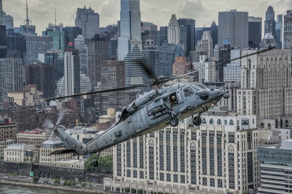 Militärhubschrauber in einer amerikanischen Stadt