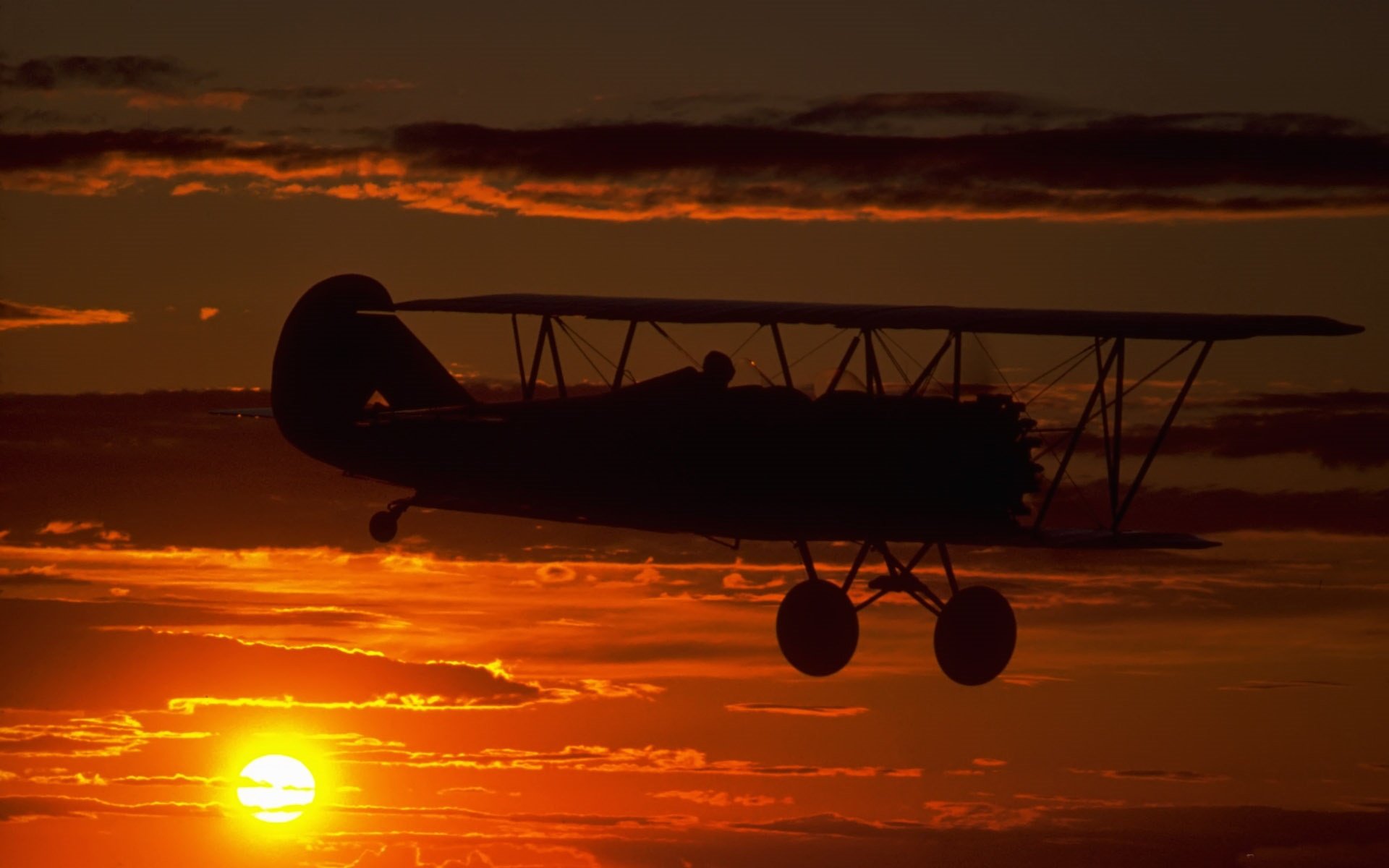 aereo carrello di atterraggio silhouette cielo distanza alba tramonto nuvole pilota