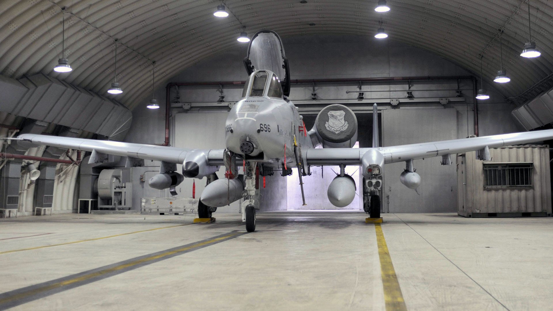 fairchild repubblica a-10 thunderbolt ii americano blindato singolo bimotore attacco aereo hangar