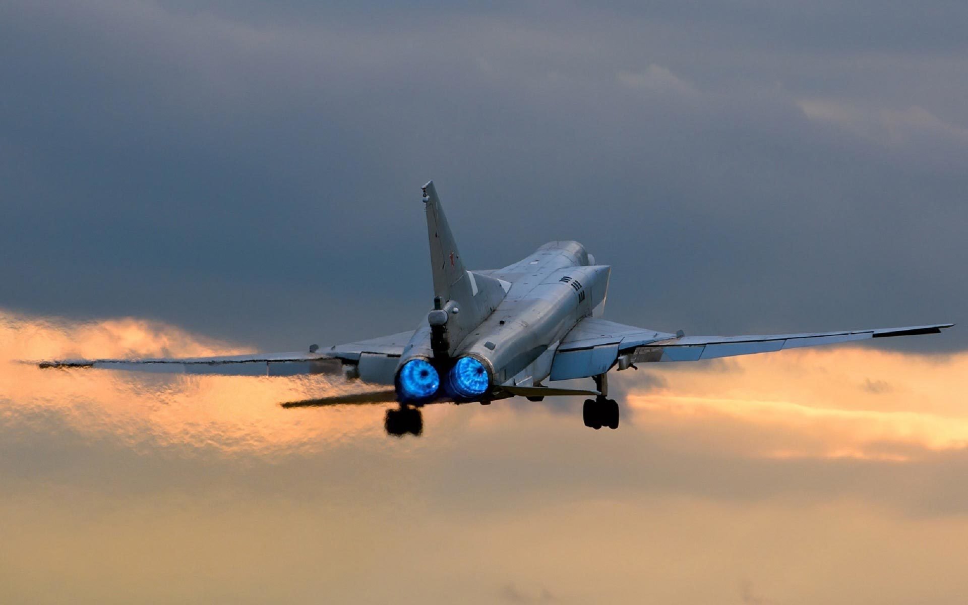 avion tu-22m tu-22m backfire longue portée supersonique bombardier lance-roquettes variable géométrie aile décollage buse