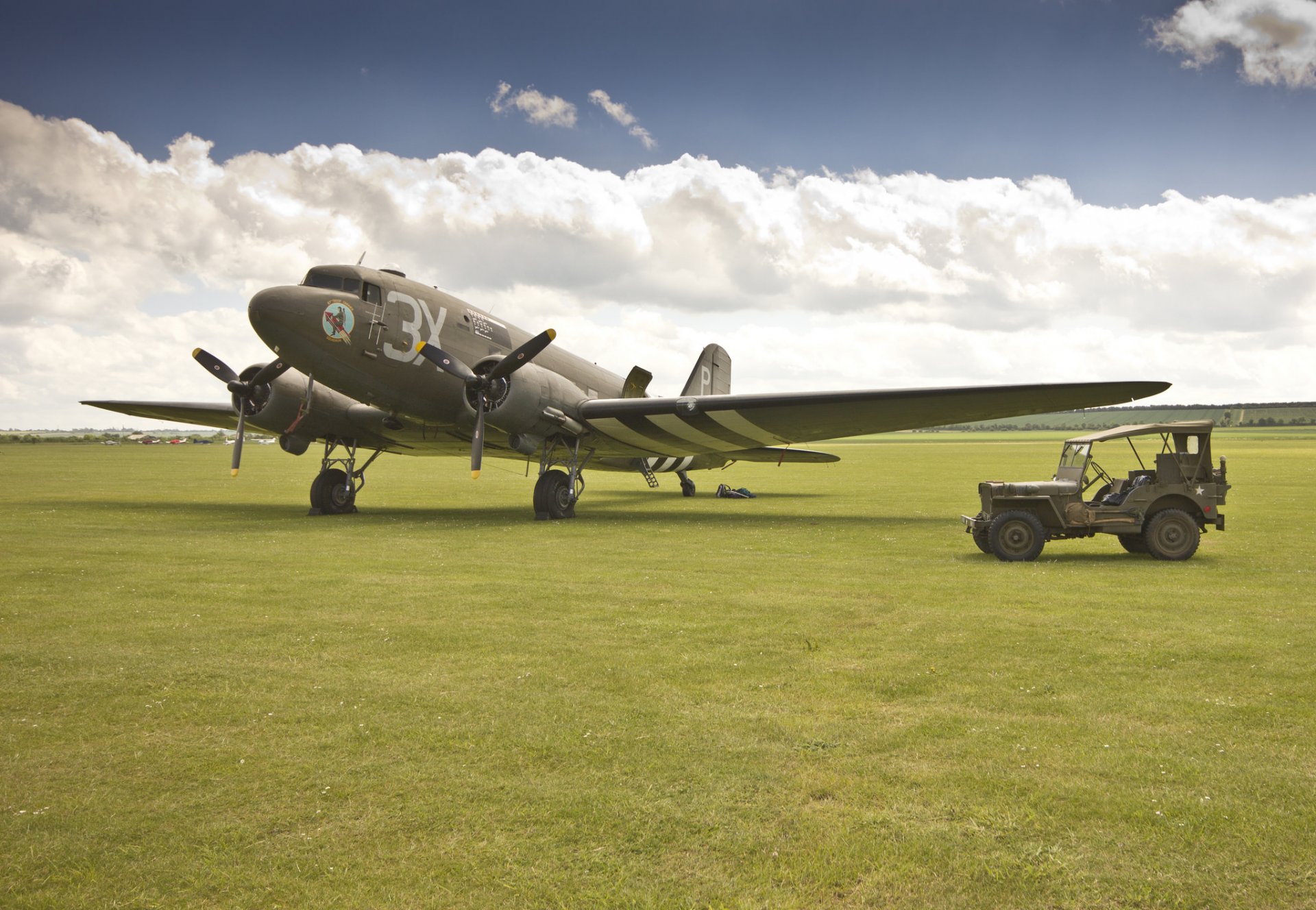 douglas c-47 transport wojskowy samolot willis mb willis-mw jeep lotnisko