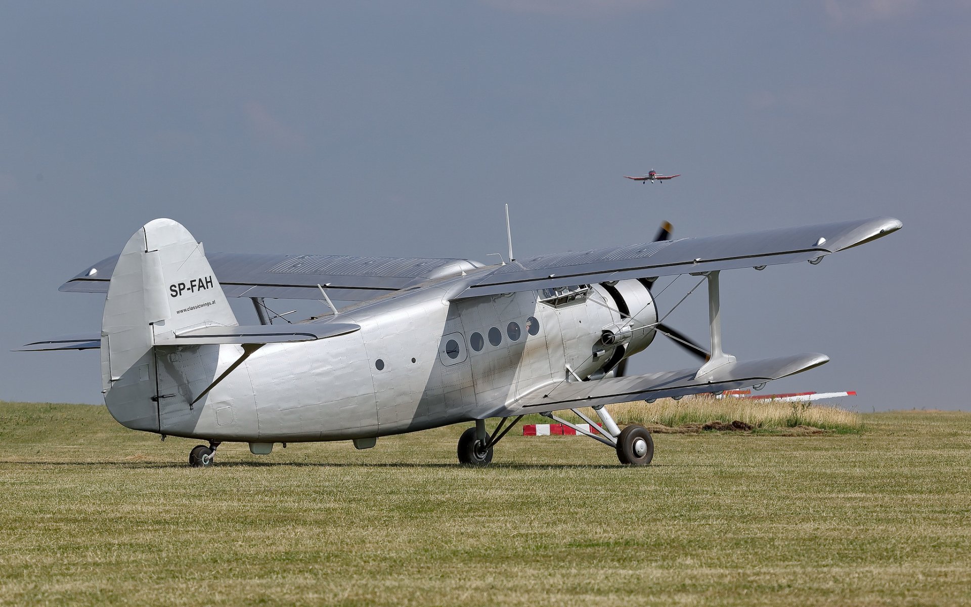 antonow an-2 wielozadaniowy samolot dwupłatowiec pole