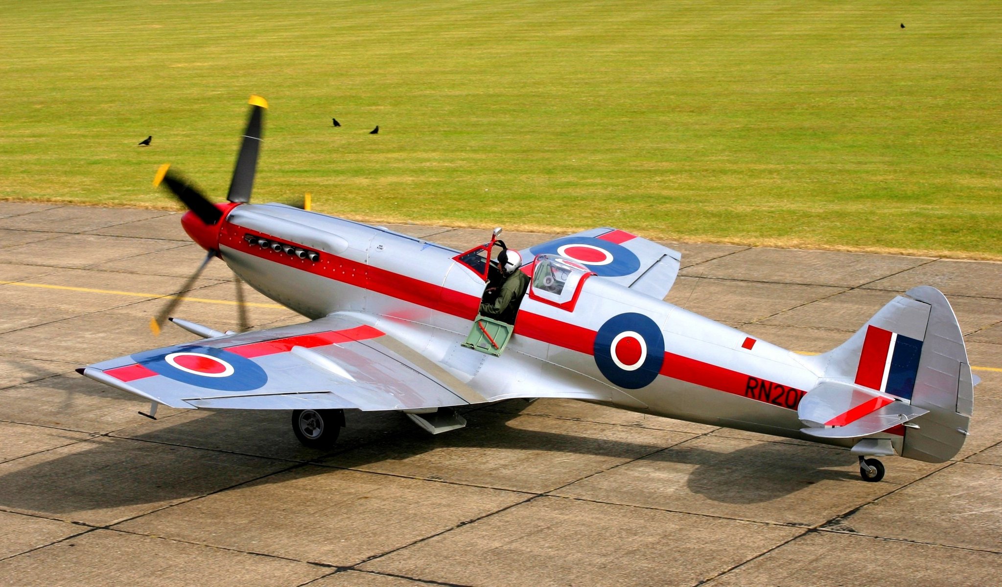 campo di decollo aereo supermarine spitfire mk.xiv britannico combattente ad alta velocità pilota pronto al decollo