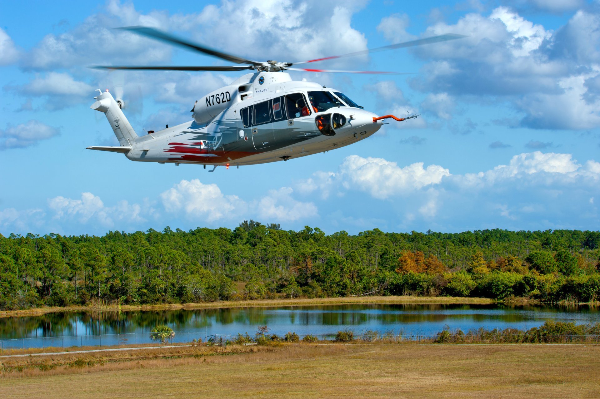 himmel s-76d sikorski mehrzweck hubschrauber fluss ufer bäume