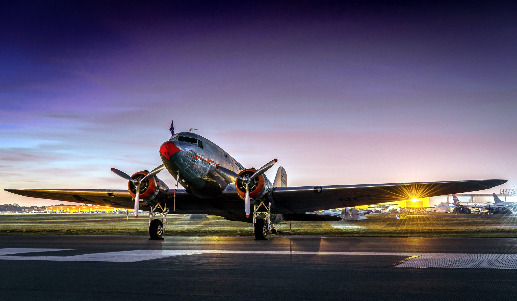 самолет douglas dc-3 douglas ds-3 американский ближнемагистральный транспорт два поршневых двигателя один из самых массовых в истории мировой авиации первый полет 17 декабря 1935 года ограниченный используется закат парковка