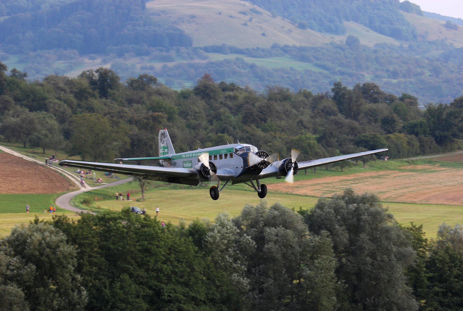 junkers yu-52 deutsch dreimotorig passagier militärtransport flugzeug