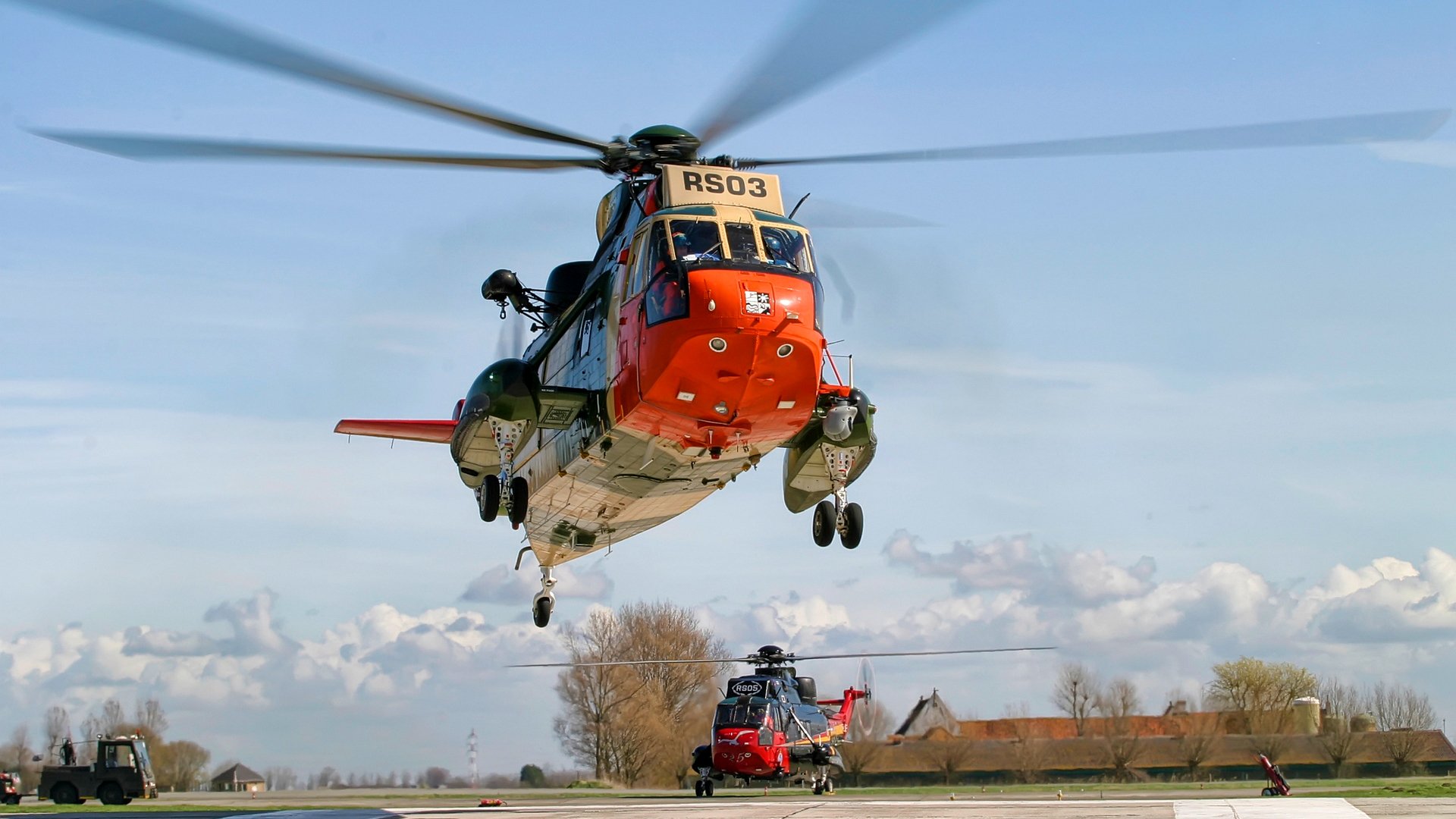 sikorski s-61-sh-3 si king hubschrauber flugplatz himmel klingen