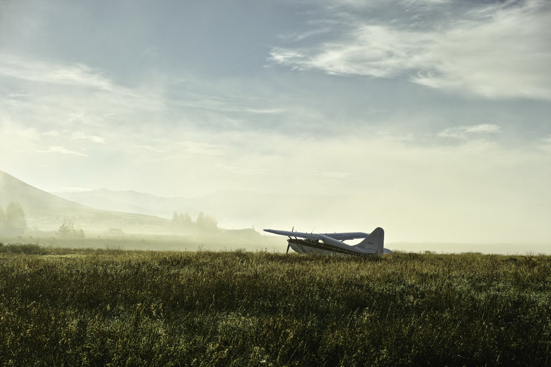 aereo campo nebbia