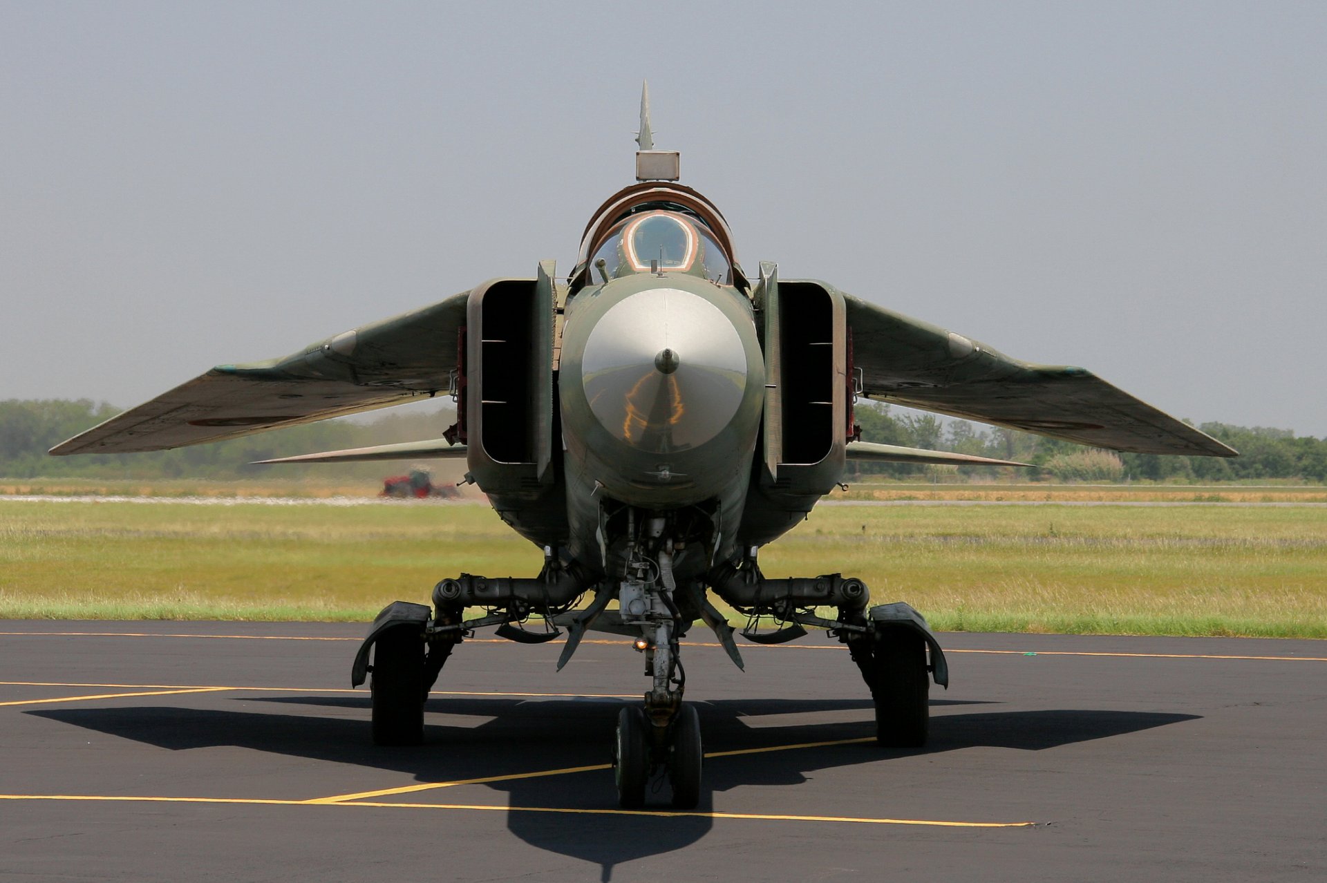 mig-23 soviético multipropósito caza bombardero aeródromo