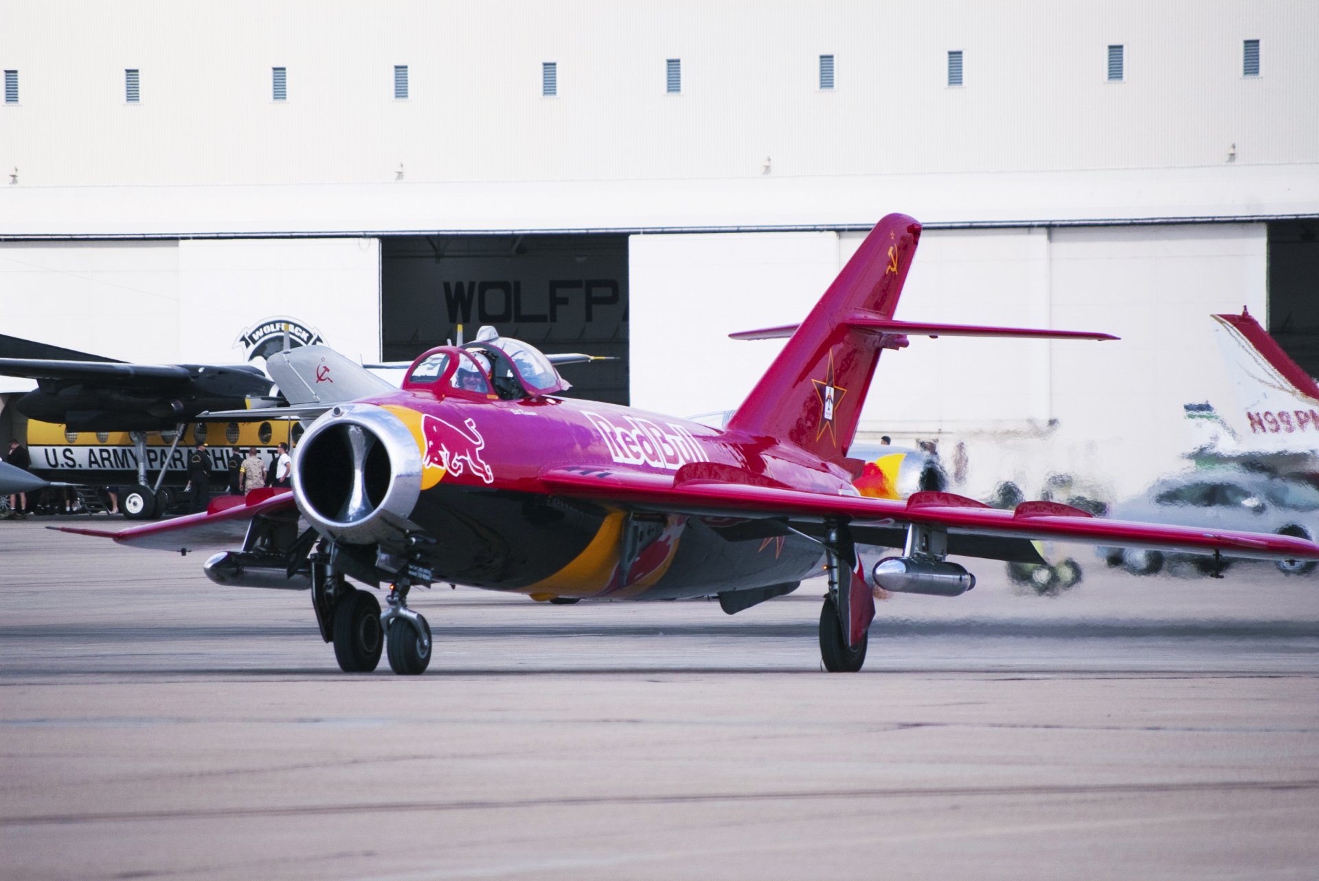 mig-17 fresque chasseur à réaction mikoyan gurevich aviation ailes rouge red bull