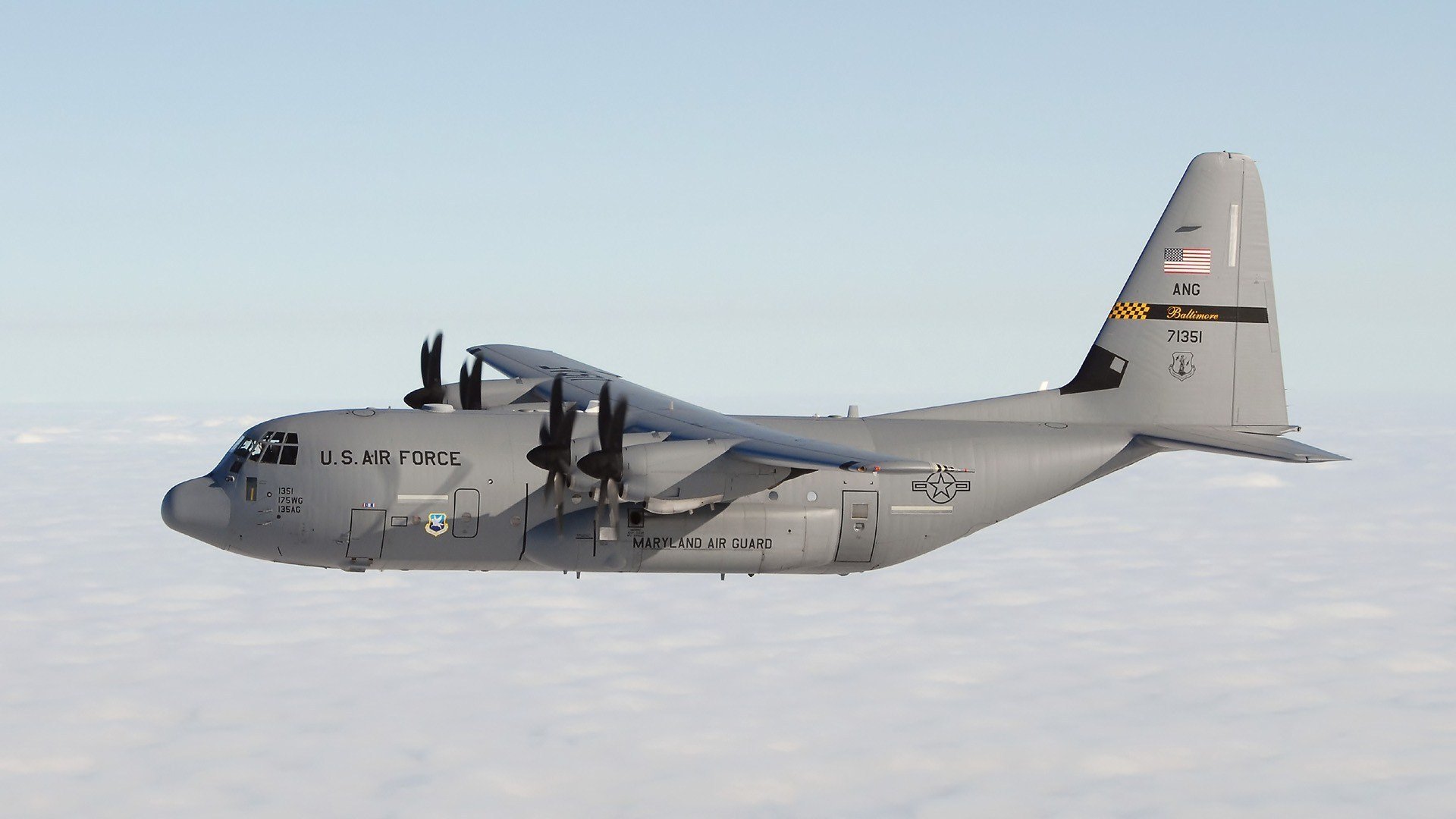 lockheed c-130 hércules transporte militar avión mediano y largo alcance estados unidos vuela nubes