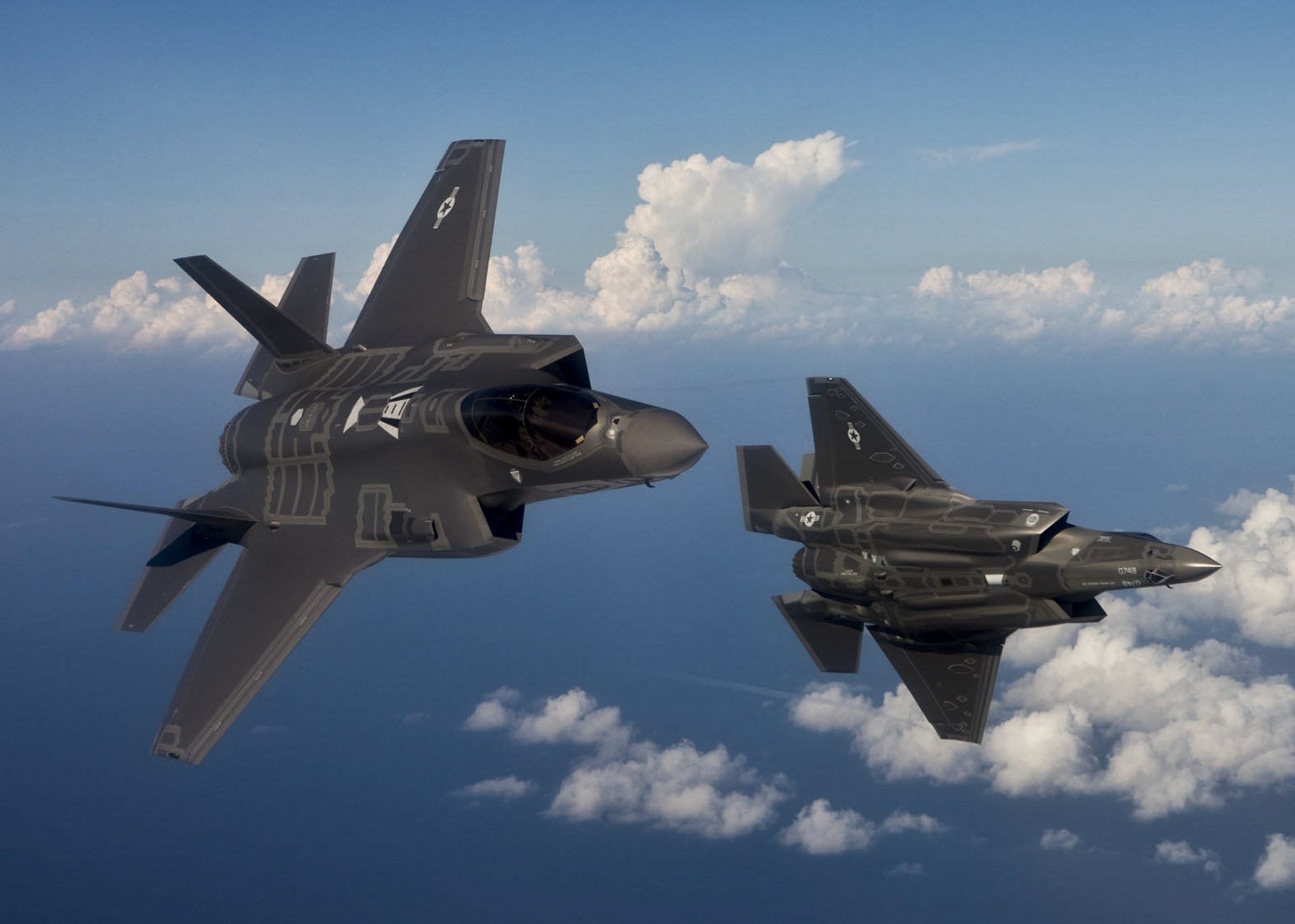 f-35 usaf caza de quinta generación sigiloso dos cazas en el aire