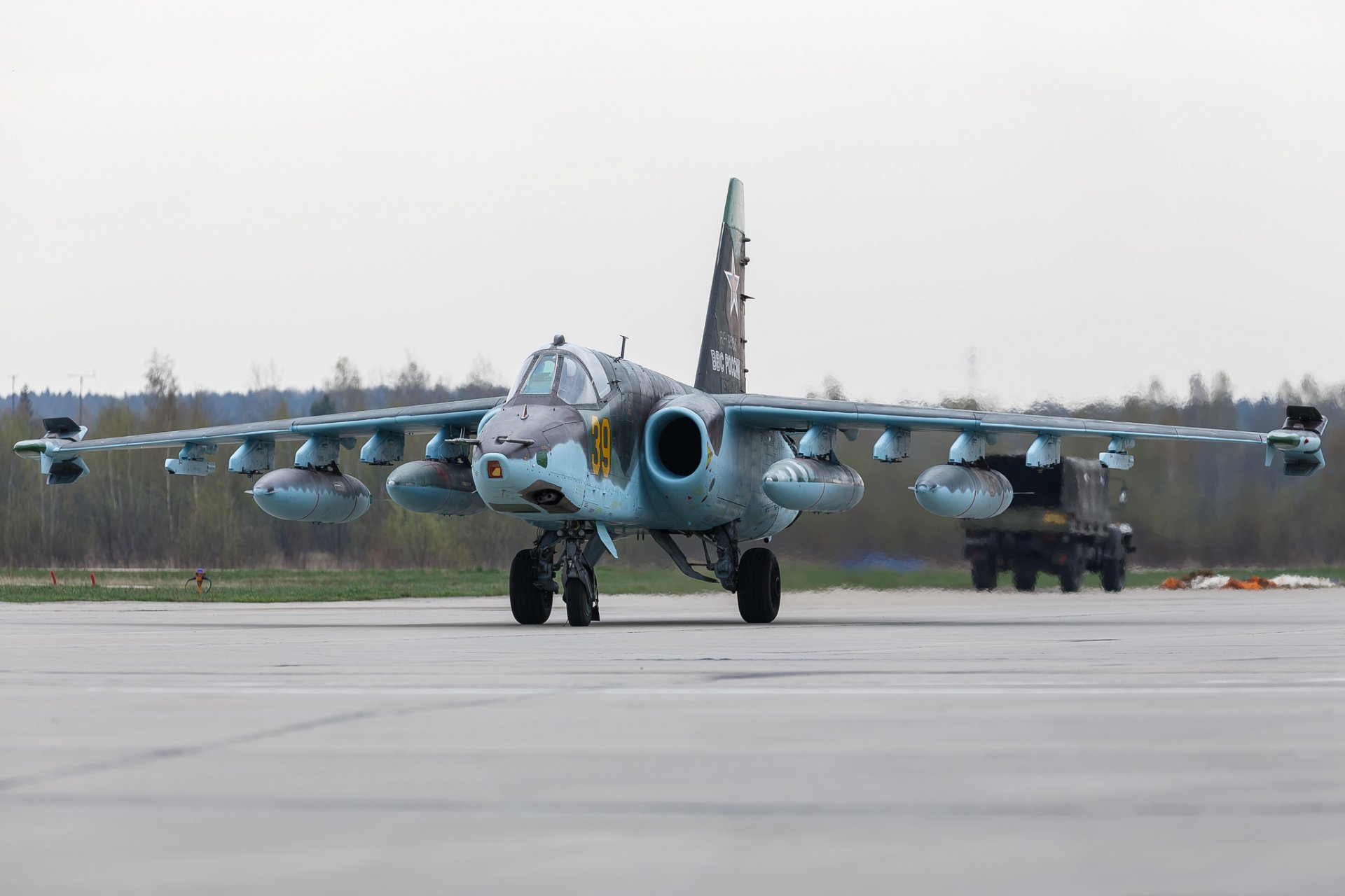 ukhoi su-25 grach blindé subsonique avion d attaque aérodrome