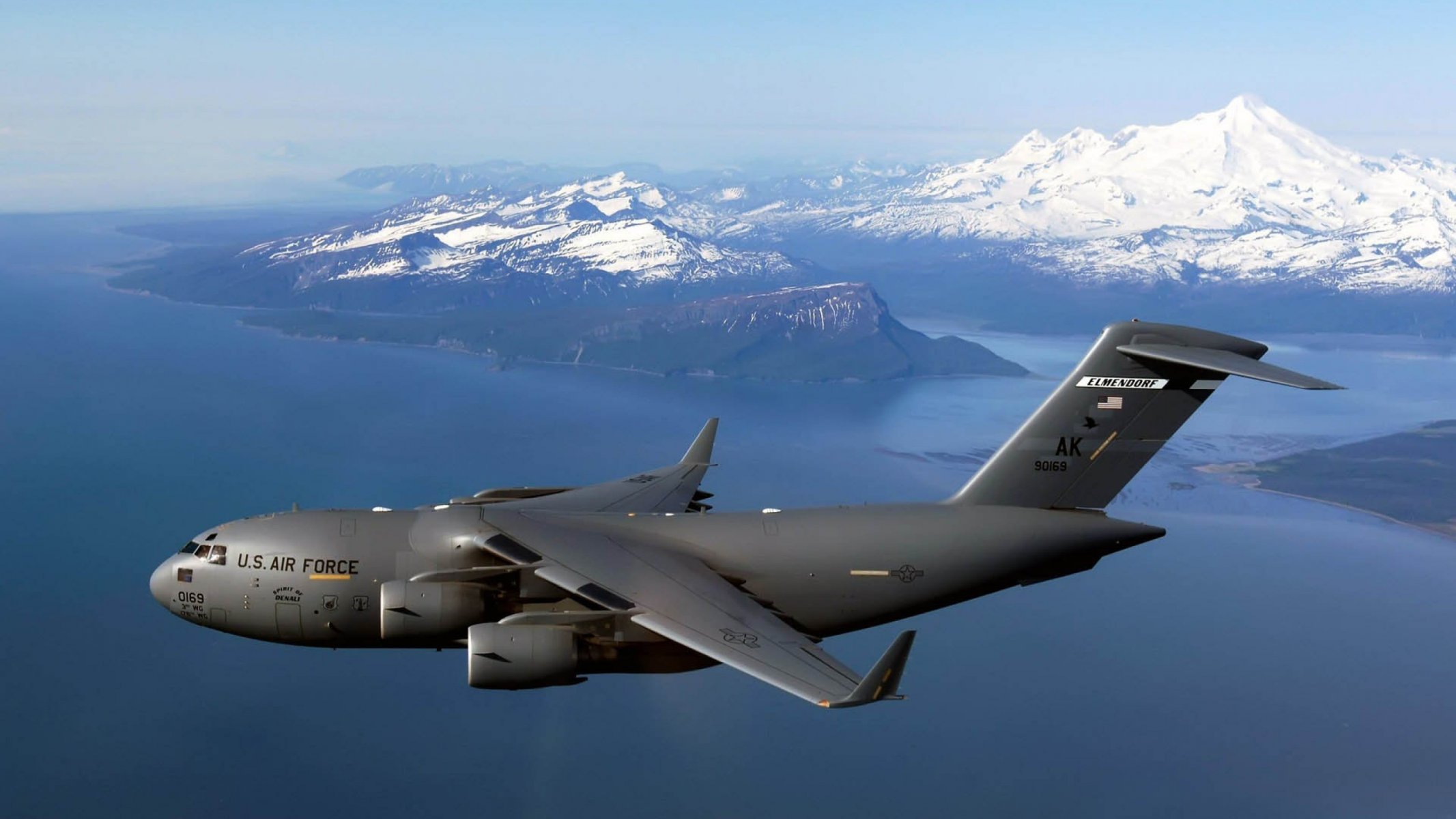 boeing us air force militärtransport alaska meer hügel schnee