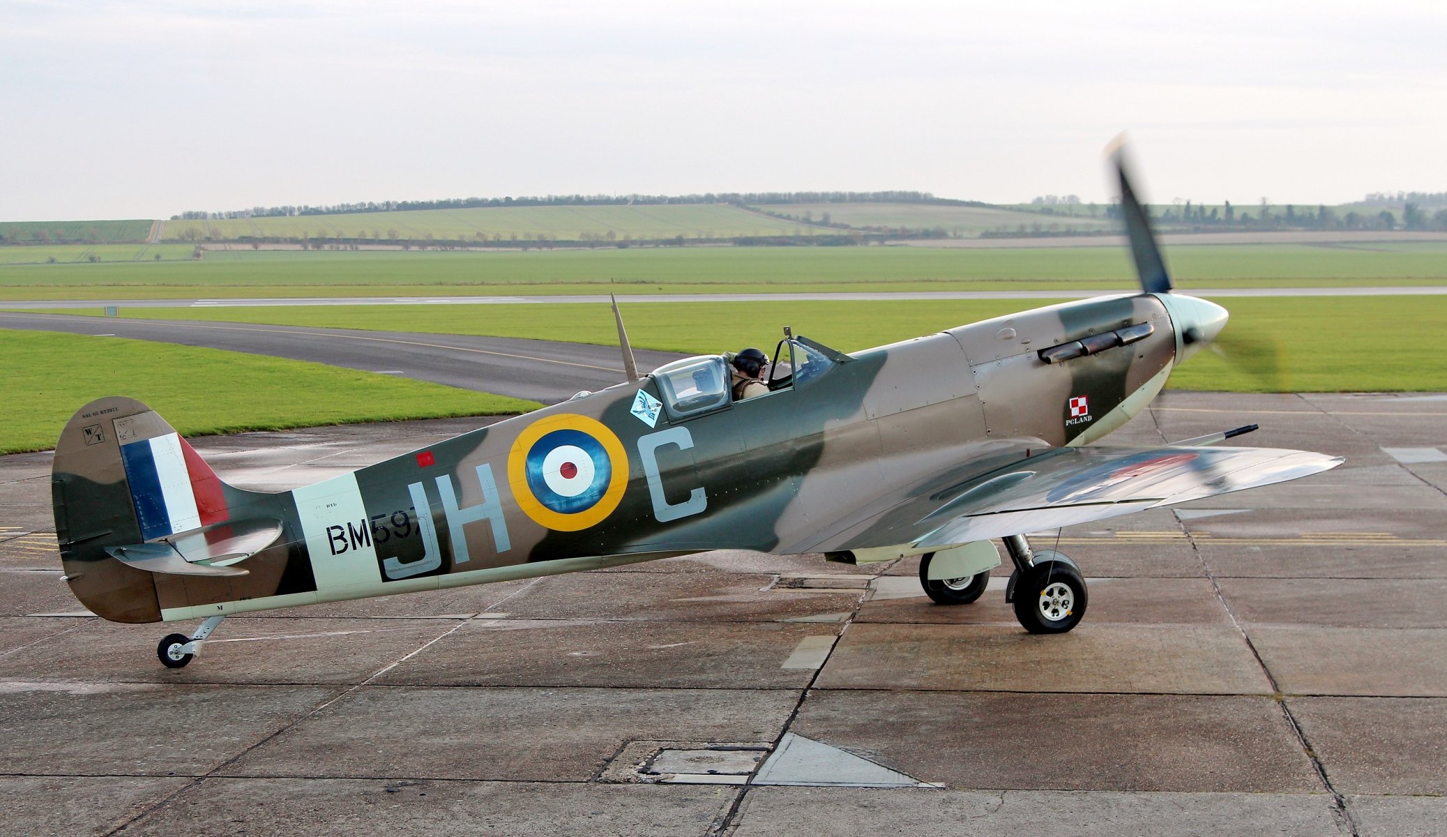 flugplatz feld flugzeug spitfire lf.vb britisch einzelkämpfer ww2