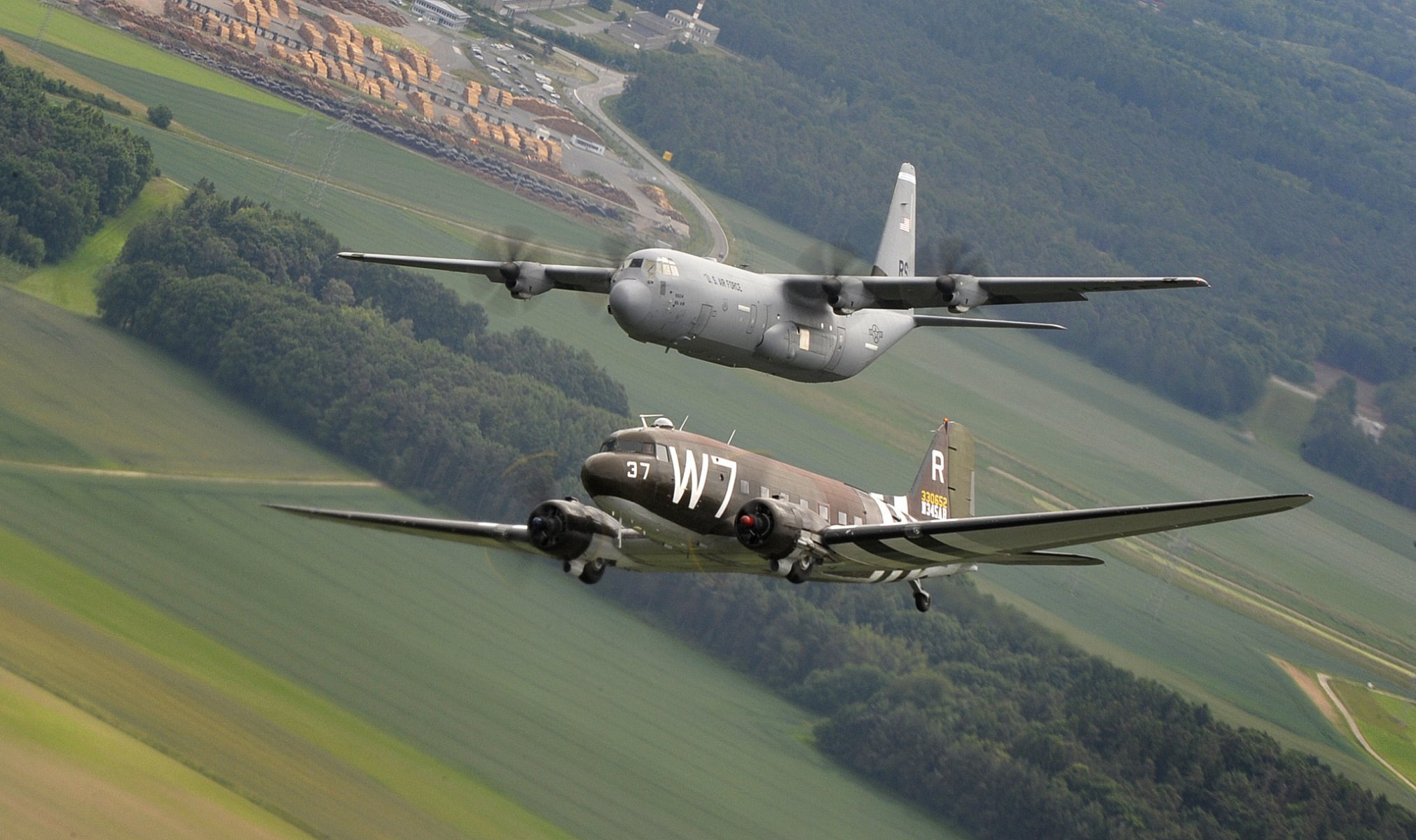 c-130j super hércules douglas c-47 terrestre transporte militar