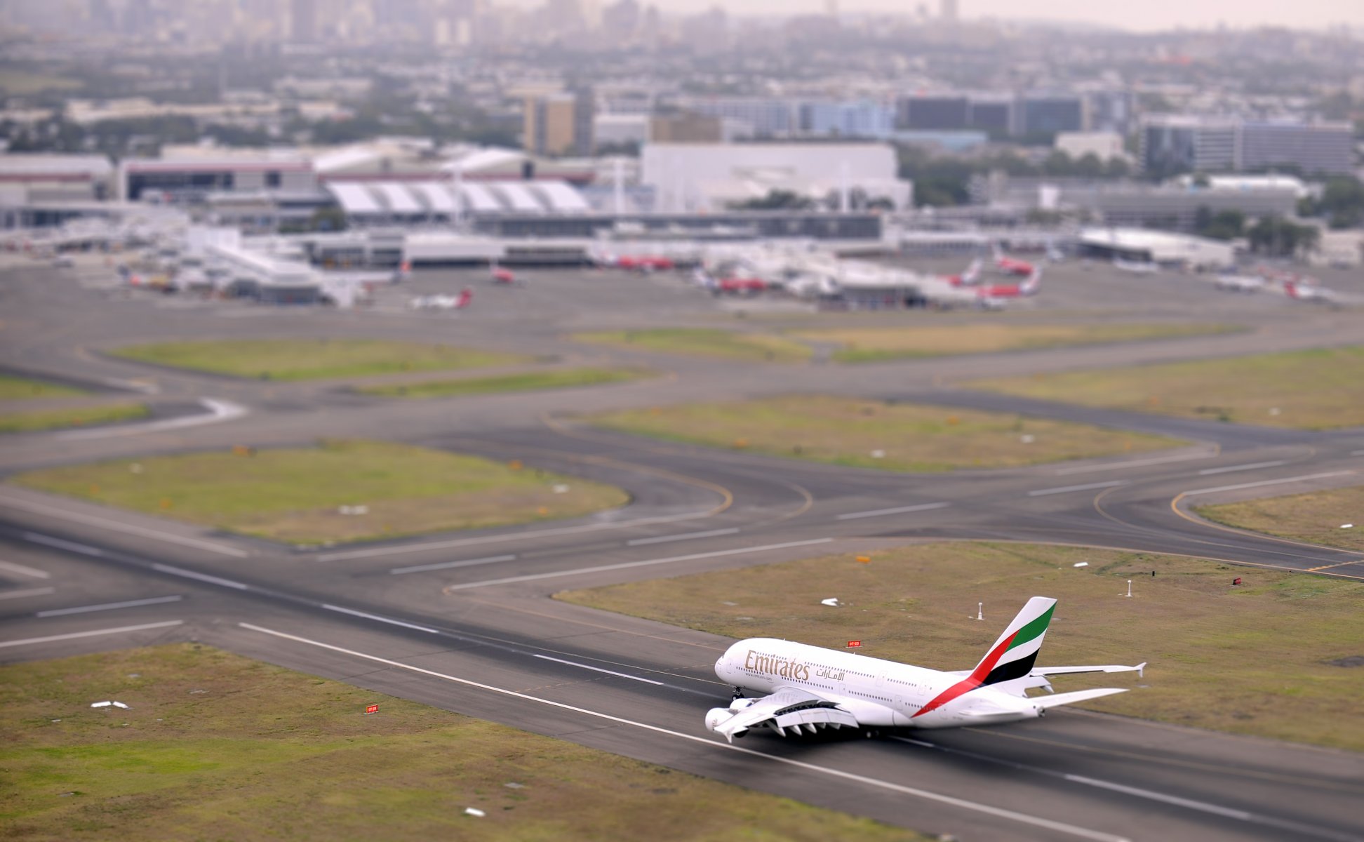 airbus a380 aereo striscia aeroporto decollo vista dall alto giorno aviazione