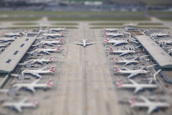 Terminal de Heathrow con aviones estacionados