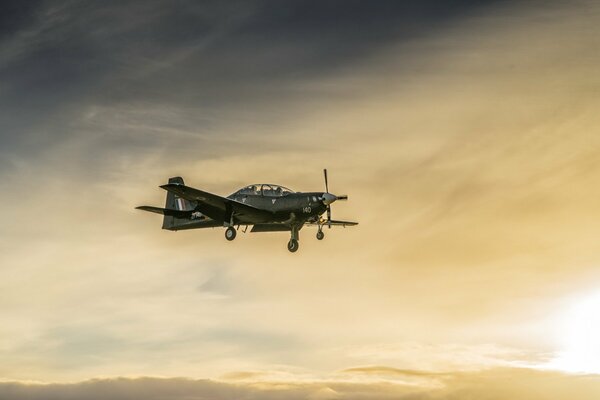 Avion volant sur fond de coucher de soleil