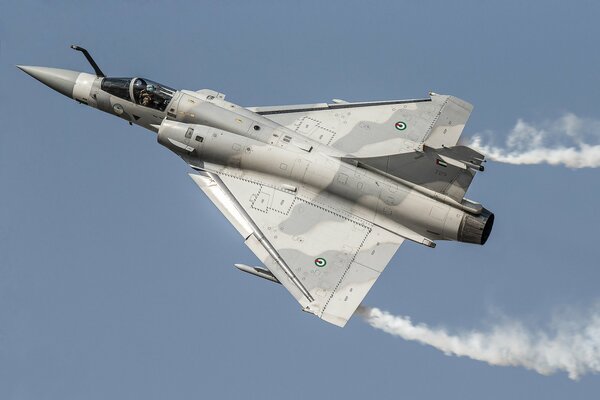 Mehrzweckjäger Mirage 2000, der am Himmel fliegt