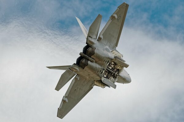 Avión con transformador de chorro en el cielo