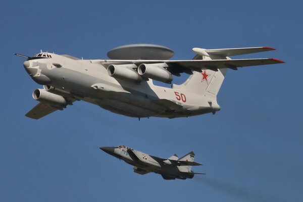 A-50 avión de detección de radar. MIG-31 caza doble