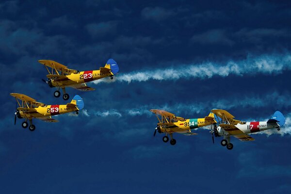 Show. Kampfjets zerschneiden den Himmel