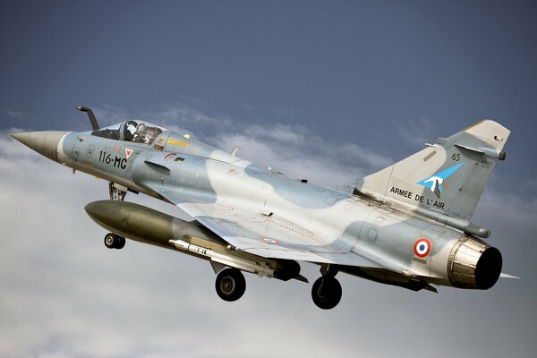 Das Flugzeug Mirage 2000-5fr gewinnt an Höhe