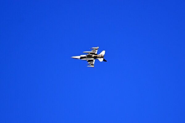 US-Kampfflugzeug f-16 fighting falcon fliegt in klarem Himmel