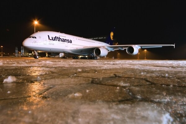 Aereo di linea A 380 di notte all aeroporto invernale