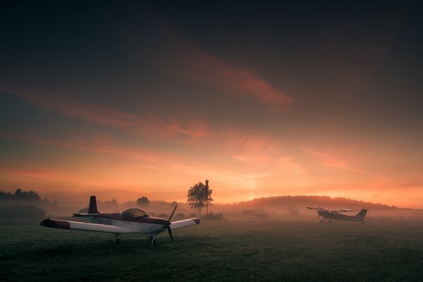 Kleines Flugzeug bei Sonnenuntergang