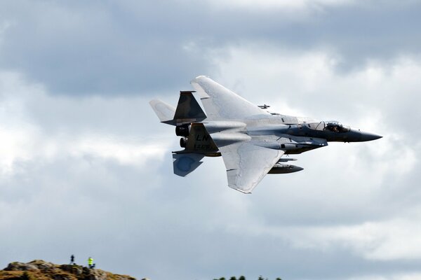 Ein f15c-Jet fliegt tief über dem Boden