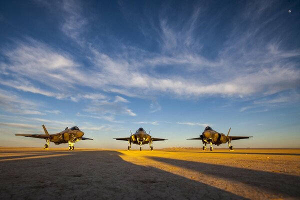 F-35 en las líneas de despegue del aeródromo