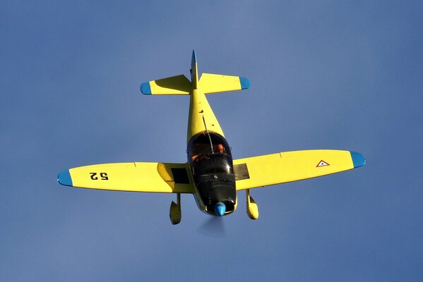 Aereo acrobatico da addestramento giallo-blu SAR-10B