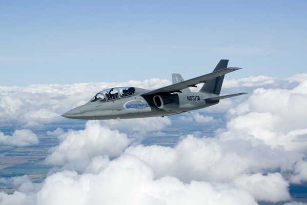 Das Stormtrooper Scorpion Isr fliegt in den Himmel vor dem Hintergrund der Wolken