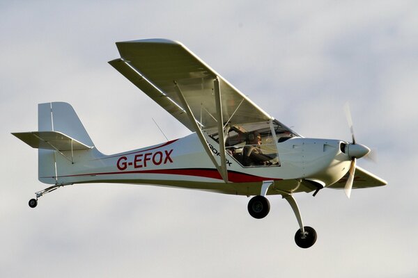 Avion monomoteur léger dans le ciel