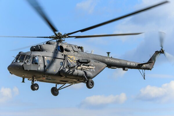 Helicóptero 8amt con palas en el cielo aviación