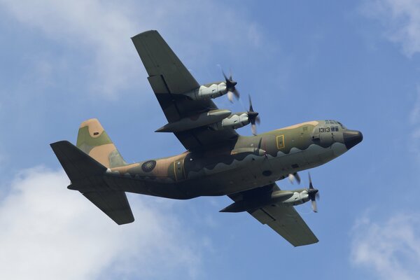 Militär-Transportflugzeug schwebt über der Stadt