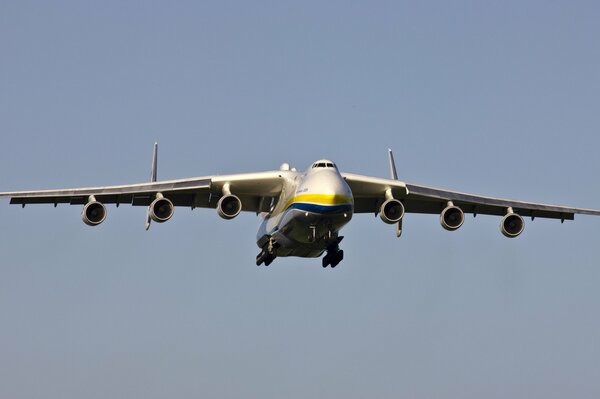 Samolot transportowy An-225 leci po niebie