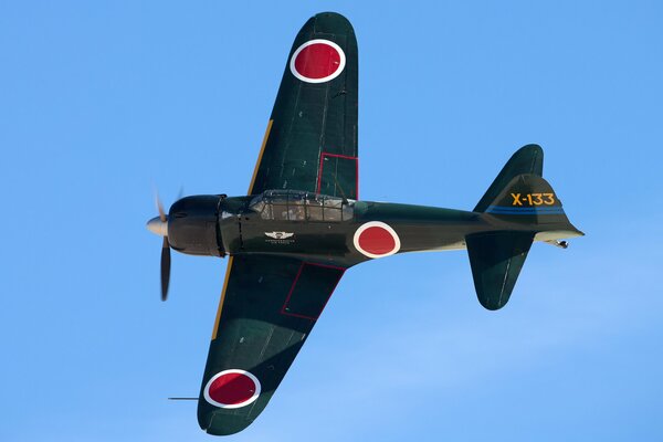 Avión de cubierta japonés muestra acrobacias aéreas en el cielo